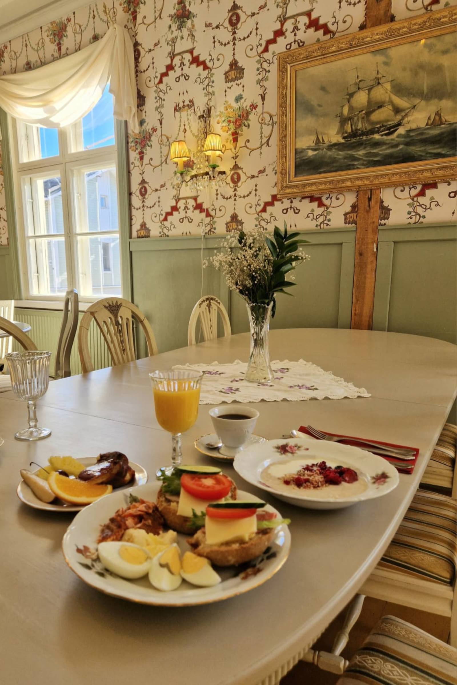 homepage-lang-breakfast-table