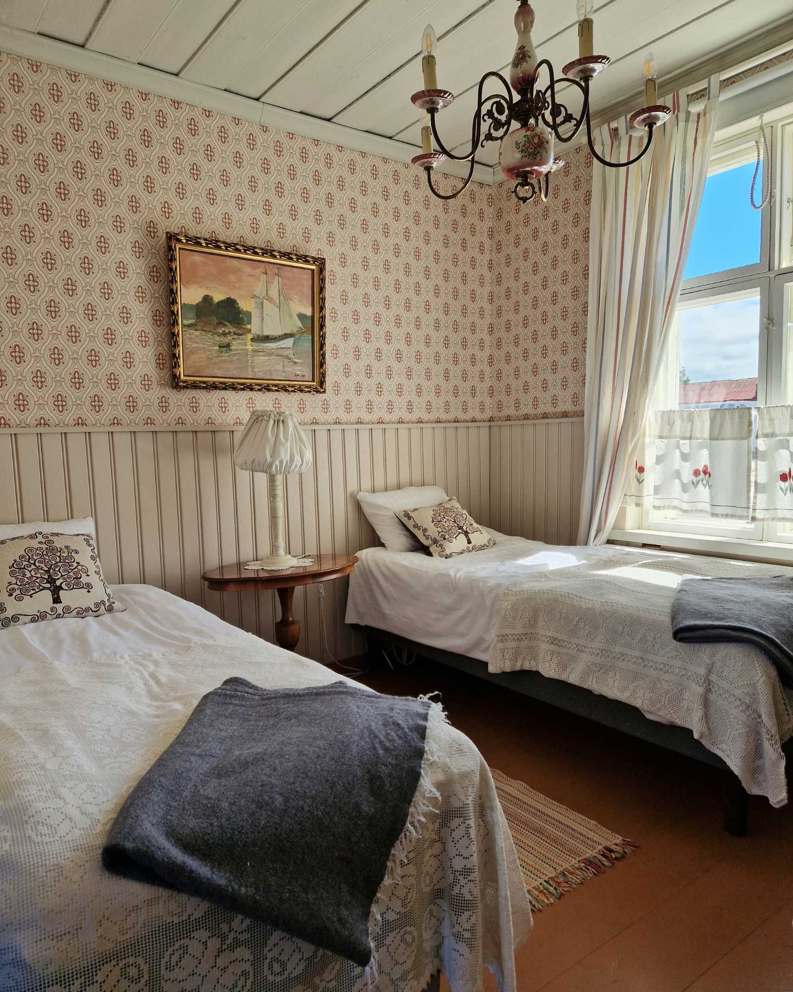 stay-anna-of-the-merchant-house-room